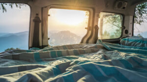 Pourquoi choisir un matelas en latex naturel sur mesure pour optimiser le confort dans un van aménagé ?